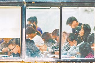 國中會考數學非選題現高空白率 藝術紙片題1／4考生棄答