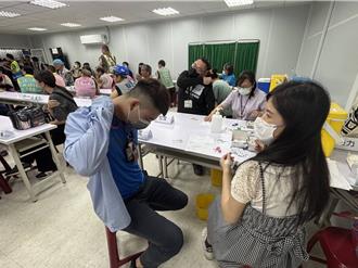 台南新冠重症累计43例8死 疫苗接种站进驻企业、军营