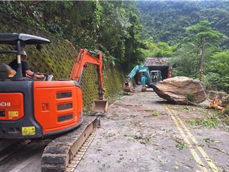新北烏來信福路巨石砸路面 暫單線雙向通車