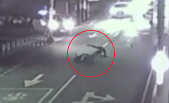 逆向飆車警方圍捕 2無照騎士慘摔！吞12張罰單開罰18萬