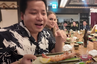 网红吃播没发现「好莱坞女星」坐旁边！气到骂粗口：我太扯了