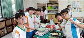 紅瓦厝國小自煮謝師宴 台南學子融合「食半年圓」習俗端菜上桌