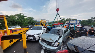 國1苗栗段「7公里連16撞」　38車事故1女駕駛胸痛送醫