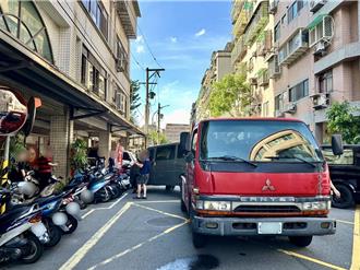 新北板橋拖吊車釀禍！ 巷弄內擦撞12輛機車