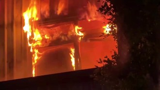 台中中科路鐵皮工廠深夜大火 烈焰沖天41警消急救援