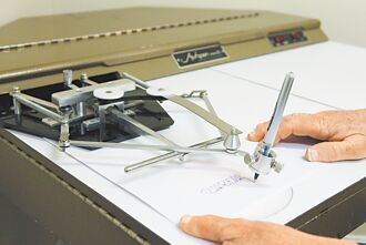 川普調查代簽門 拜登否認指控