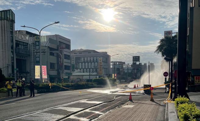 台南市永康区中正北路昨晚传出瓦斯外泄，今早4点多找到泄漏源，永康中正北路北向中正路至中正七街口路段持续封闭管制。（民眾提供／曹婷婷台南传真）