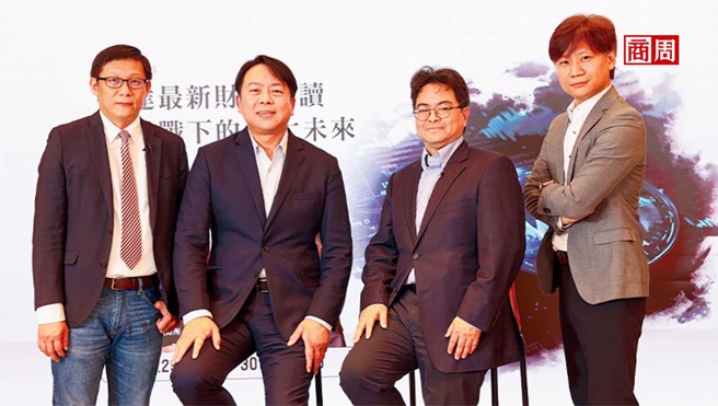 《商周訂戶俱樂部》由主持人、商周總主筆呂國禎（左起）與台智雲總經理吳漢章、工研院產科國際所分析師石立康和商周主筆侯良儒分析輝達最新財報與AI、半導體大趨勢。(攝影者．駱裕隆)