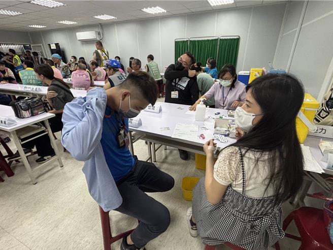 因应新冠疫情升温，卫生局5日启动「职场接种」，后续也将持续推展。（卫生局提供／曹婷婷台南传真）