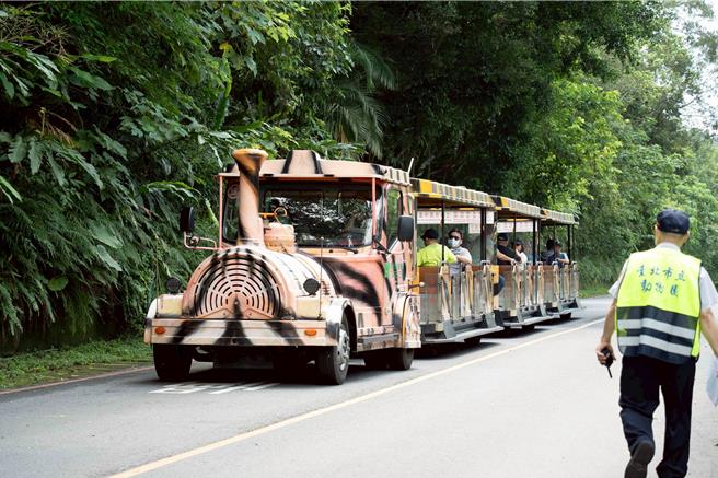 台北市立動物園每年6月會規畫休園時間，休園期間會安排員工教育訓練課程，如遊客列車事故演練。（台北市立動物園提供／張珈瑄台北傳真）