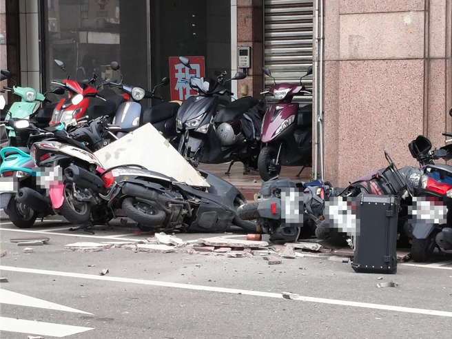 苗栗市鲸友百货大楼因2楼以上空间閒置多年、设施老化，6日中午惊传外墙花岗石磁砖剥落意外，一块约90公分见方的磁砖自4楼坠落，砸毁下方6辆停放机车，所幸未造成人员伤亡。（读者提供／吕丽甄苗栗传真）