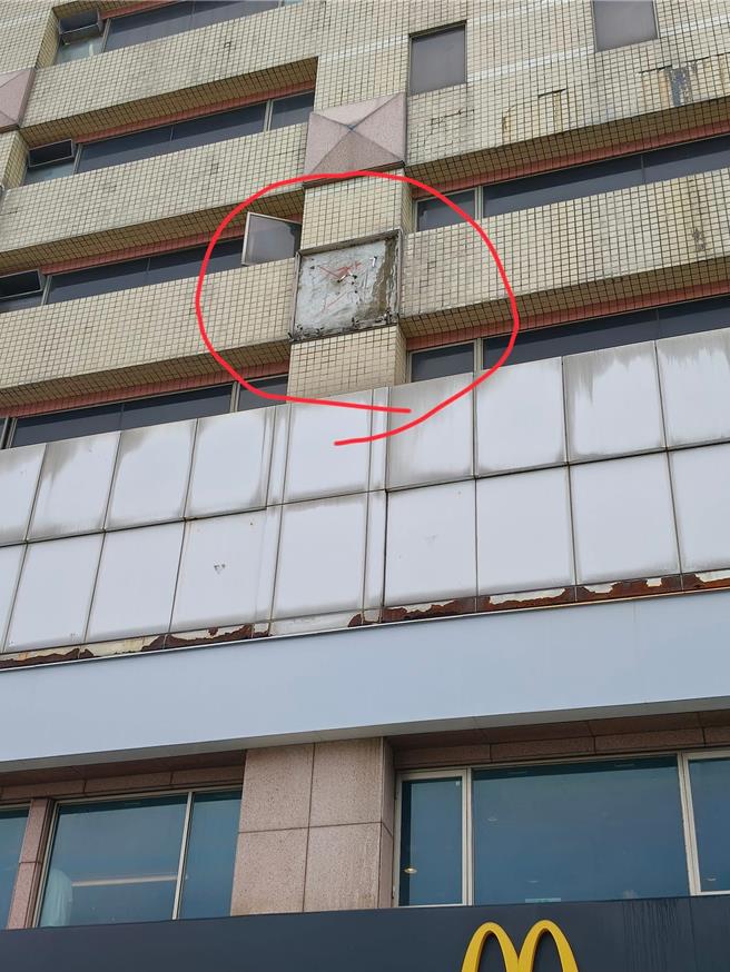 苗栗市鲸友百货大楼因2楼以上空间閒置多年、设施老化，6日中午惊传外墙花岗石磁砖剥落意外，一块约90公分见方的磁砖自4楼坠落，砸毁下方6辆停放机车，所幸未造成人员伤亡。（读者提供／吕丽甄苗栗传真）