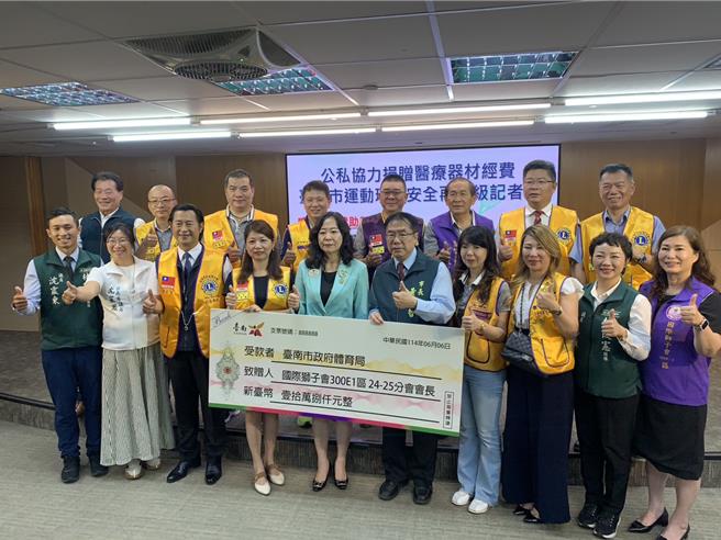 台南市议员蔡筱薇协助媒合促成台南市友联狮子会等300E1区19个分会等团体捐赠10万8千元，协助台南市运动场馆添购AED等救援设备。（郭良杰摄）