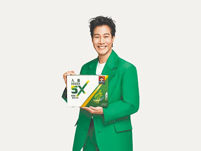 桂格「5X人蔘浓缩精华饮」严选高品质人蔘与西洋蔘，以专利萃取技术释放多元皂苷，5倍人蔘浓缩精华以好吸收的小分子型态呈现，帮助提振精神，里头莲子、百合的温润不燥热配方，减轻饮用负担，品牌除了找来艺人薛仕凌代言（见图），也在momo购物网推优惠刺激买气，6月9日起满额送吹风机等好礼。（佳格食品提供）