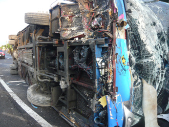 精神不濟釀禍！國1八堵段43歲男開客運自撞翻車 現場畫面曝光