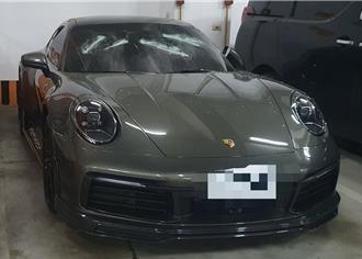 債務糾紛？保時捷旗艦911跑車 遭人持甩棍闖停車場猛砸