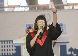 輔大畢典星光熠熠 金鐘獎主持人現身直呼「以校為榮」 
