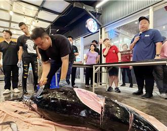 影》黑鮪魚季明天結束 餐廳上演解體秀吸客 免費送千元生魚片