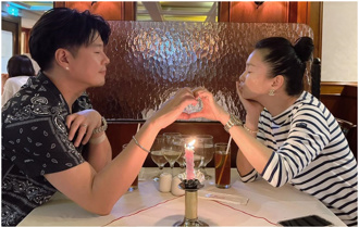 六月庆结婚14周年 与李易比爱心放闪：每天热情不减