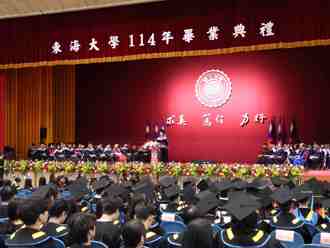 東海畢典溫馨登場！部長校友陳世凱幽默勉勵　校長AI分身獻祝福