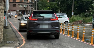 中壢狹巷上演「黑羊白羊」現實版！ 兩車從晝到夜對峙3小時