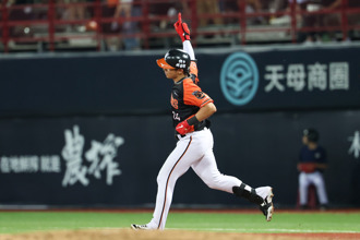 中職》全壘打手勢像「噓」引熱議！陳傑憲急澄清：怎麼會被誤會