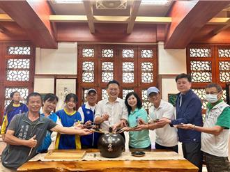 桃園龍源國小18畢業生藏茶 蘇俊賓驚喜現身許10年約定