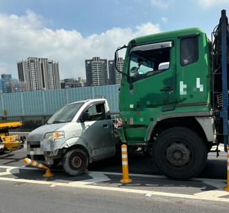 影》驚！五股台64線曳引車煞車過熱「追撞小貨車」 後車斗慘毀