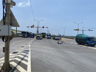 台61线惊悚追撞！小货车驾驶「微醺上路」 猛撞2车6人挂彩