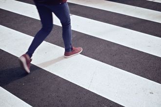 驾驶未礼让行人挨罚辩「视线被挡」 法官打脸：应预先减速