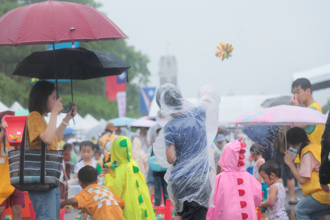 凯道变身游乐场！总统、儿童不畏大雨 欢庆首届尽情游戏日
