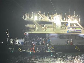 娱乐渔船金山外海搁浅47人受困　海巡署、渔船联手协助救援