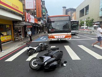 看錯燈號釀禍！中和2機車騎士遭公車撞擊 1人掛彩送醫
