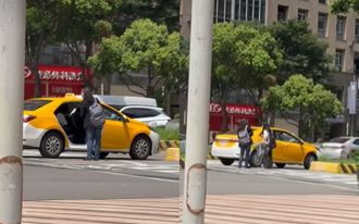 竹北運將超大膽 「快車道斑馬線」放乘客！危險畫面曝光