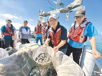 世界海洋日 金門放流魚苗 廈門船隊避同框
