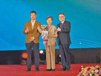功在水利 余範英獲終身成就獎