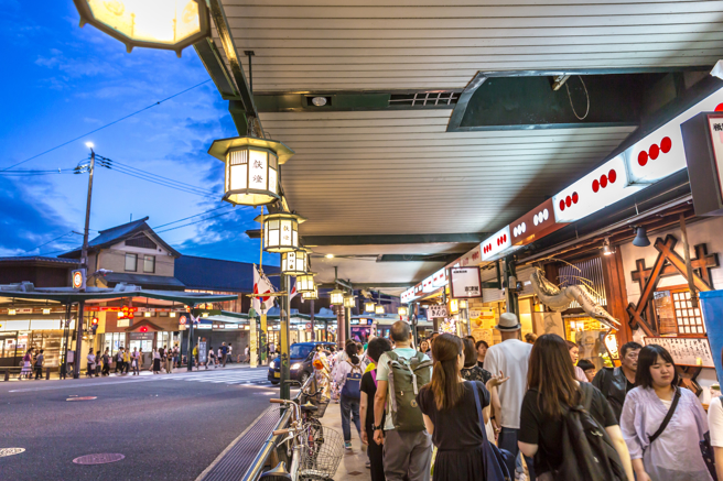 一名陸客驚傳在京都街頭遭陌生人持刀刺傷。（示意圖：Shutterstock/達志）
