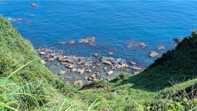 基隆市消防局7日上午獲報，失蹤10日的婦人在八斗子山區尋獲，立即趕往現場以吊掛方式救出，並緊急送醫急救。（翻攝照片／張志康基隆傳真）