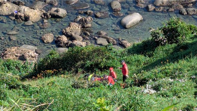 基隆市消防局7日上午獲報，失蹤10日的婦人在八斗子山區尋獲，立即趕往現場以吊掛方式救出，並緊急送醫急救。（翻攝照片／張志康基隆傳真）