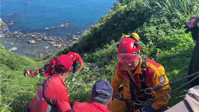 基隆市消防局7日上午獲報，失蹤10日的婦人在八斗子山區尋獲，立即趕往現場以吊掛方式救出，並緊急送醫急救。（翻攝照片／張志康基隆傳真）