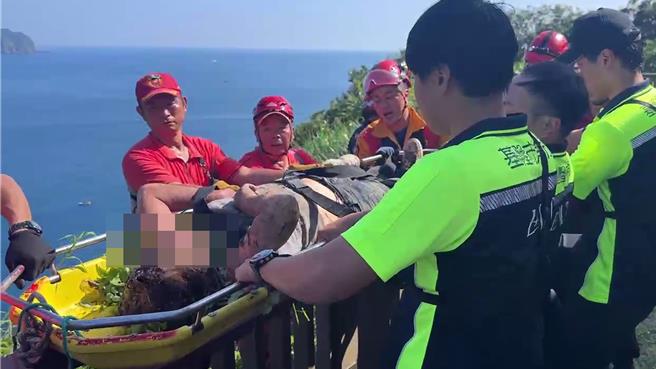 基隆市消防局7日上午獲報，失蹤10日的婦人在八斗子山區尋獲，立即趕往現場以吊掛方式救出，並緊急送醫急救。（翻攝照片／張志康基隆傳真）