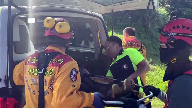 基隆市消防局7日上午獲報，失蹤10日的婦人在八斗子山區尋獲，立即趕往現場以吊掛方式救出，並緊急送醫急救。（翻攝照片／張志康基隆傳真）