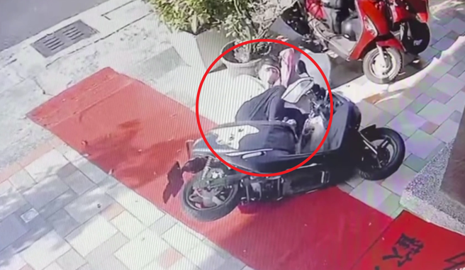 橋頭地院審理後，法官認為張女在人行道騎車違規在先，店家鋪設止滑墊無過失，判張女敗訴。（翻攝畫面）