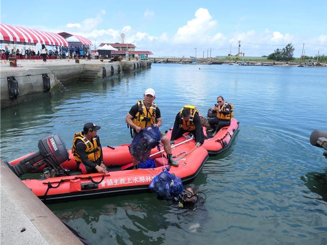 雲林縣政府環保局7日於四湖鄉箔子寮漁港舉辦「雲林縣國家海洋日活動」，10餘名「潛海戰將」潛水清除海洋廢棄物。（張朝欣攝）
