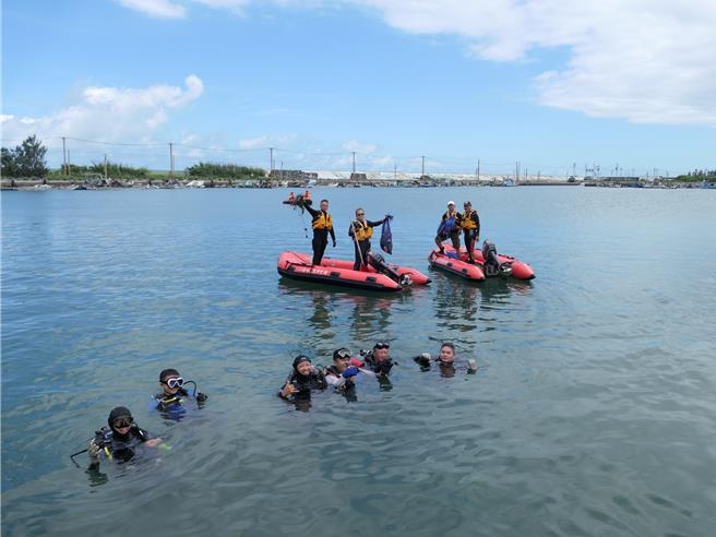 雲林縣政府環保局7日於四湖鄉箔子寮漁港舉辦「雲林縣國家海洋日活動」，10餘名「潛海戰將」潛水清除海洋廢棄物。（張朝欣攝）