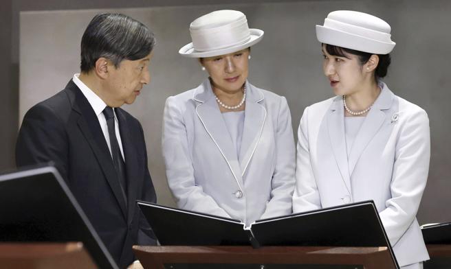 愛子公主4日隨父親德仁天皇、母親雅子皇后前往沖繩訪問。（美聯社）