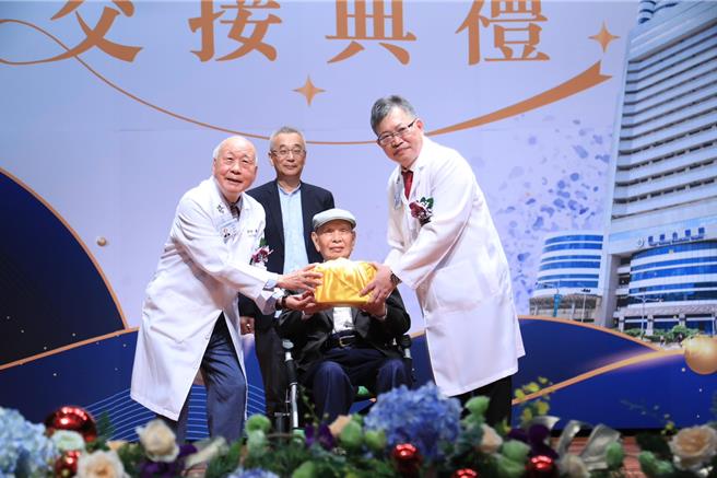 总统府资政童永见证交接仪式，童综合医疗社团法人董事长童瑞年（左），卸任后正式交棒予新任董事长童敏哲（右）。（台中市政府提供／李京升台中传真）