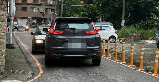 桃園市中壢區長春路261巷（5）日上演真實版「黑羊白羊過橋」戲碼！一輛小客車與休旅車在狹窄巷弄內狹路相逢，雙方駕駛誰也不讓誰，從下午4點一路僵持到晚間7點，整整對峙3小時。（翻攝社會事新聞影音）