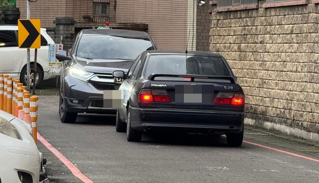 桃園市中壢區長春路261巷（5）日上演真實版「黑羊白羊過橋」戲碼！一輛小客車與休旅車在狹窄巷弄內狹路相逢，雙方駕駛誰也不讓誰，從下午4點一路僵持到晚間7點，整整對峙3小時。（翻攝社會事新聞影音）