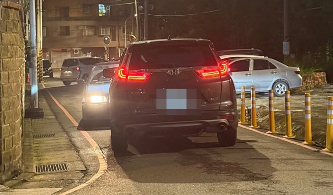 桃園市中壢區長春路261巷（5）日上演真實版「黑羊白羊過橋」戲碼！一輛小客車與休旅車在狹窄巷弄內狹路相逢，雙方駕駛誰也不讓誰，從下午4點一路僵持到晚間7點，整整對峙3小時。（翻攝社會事新聞影音）